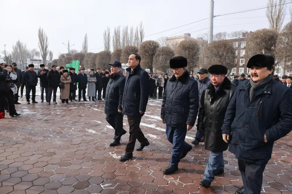 В Таразе состоялась церемония возложения цветов к памятнику Жамбылу Жабаеву (4)