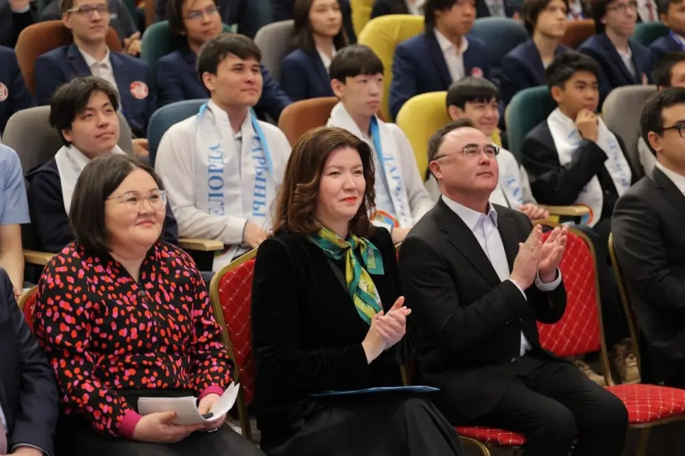 Министр просвещения Жулдыз Сулейменова наградила победителей республиканской олимпиады (4)