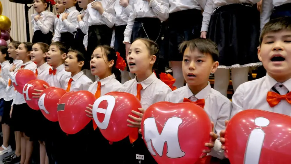 Праздничный хор учащихся и малышей одновременно зазвучал в Астане в честь Международного женского дня (5)