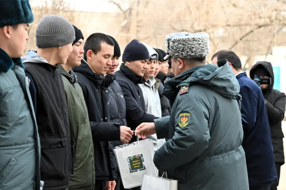 Весенняя призывная кампания: 68 актюбинцев отправились служить Родине (2)