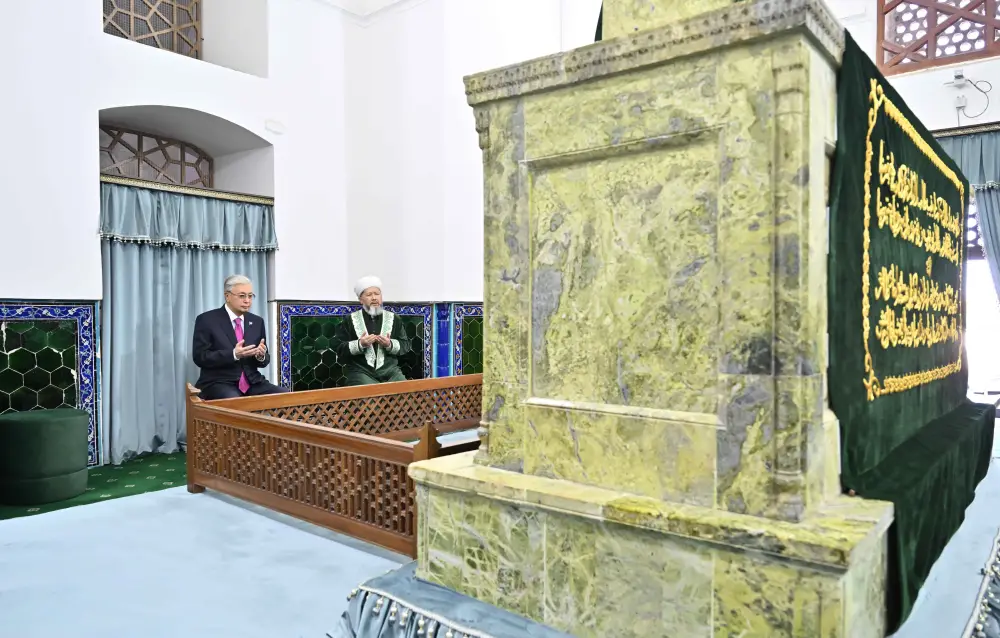 Президент посетил мавзолей Ходжи Ахмеда Яссауи (2)