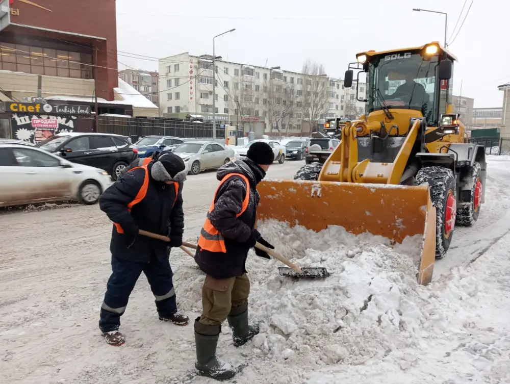 Около трех тысяч дорожных рабочих и более 1,6 тысячи единиц спецтехники задействовано в снегоуборочных работах в Астане (3)