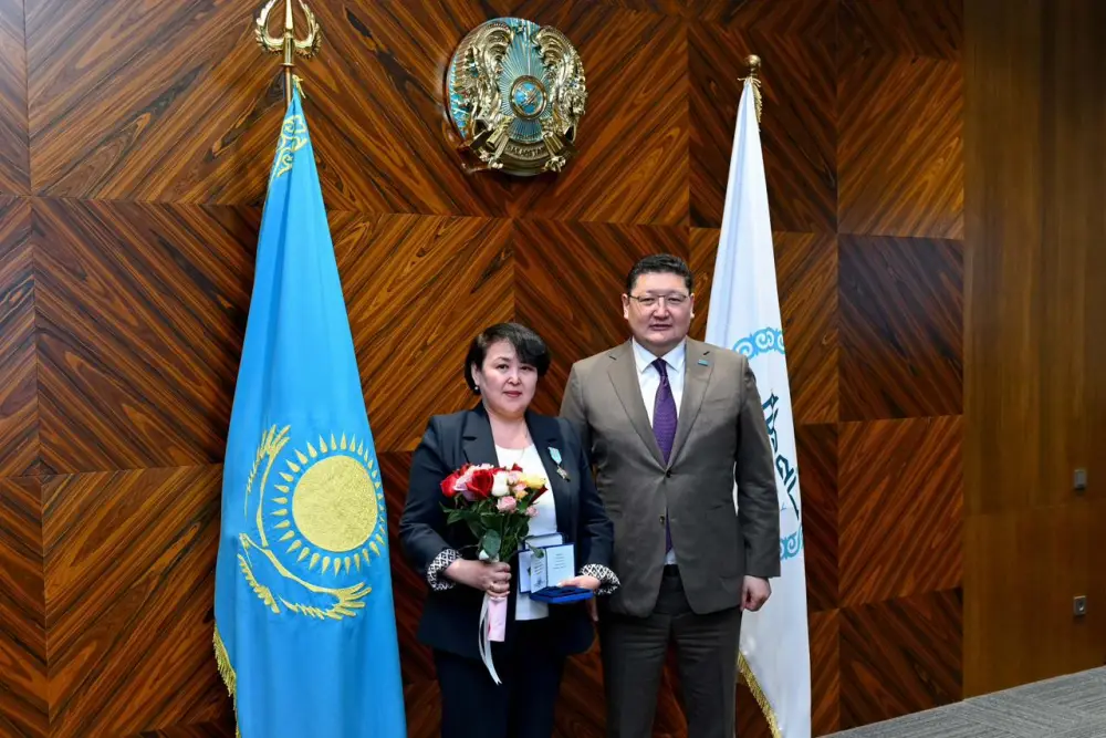 Активным участникам политической и общественной жизни региона оказано почтение (5)