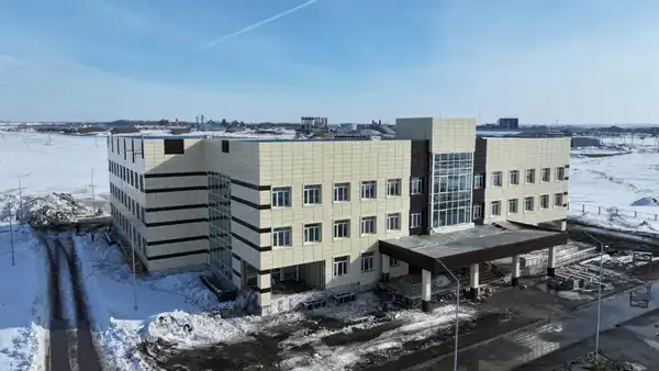 Аким области ознакомился с ходом строительства поликлиники (7)