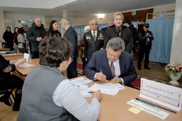 Аким Северо-Казахстанской области проголосовал на референдуме (2)