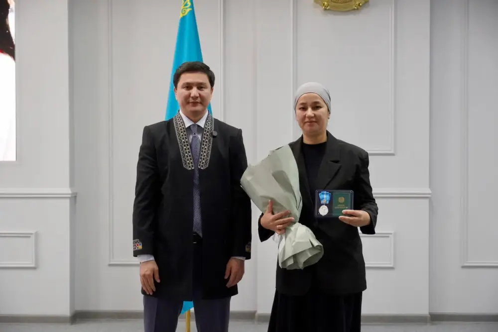 В Астане многодетным матерям вручили подвески «Алтын алқа» и «Күміс алқа» (6)