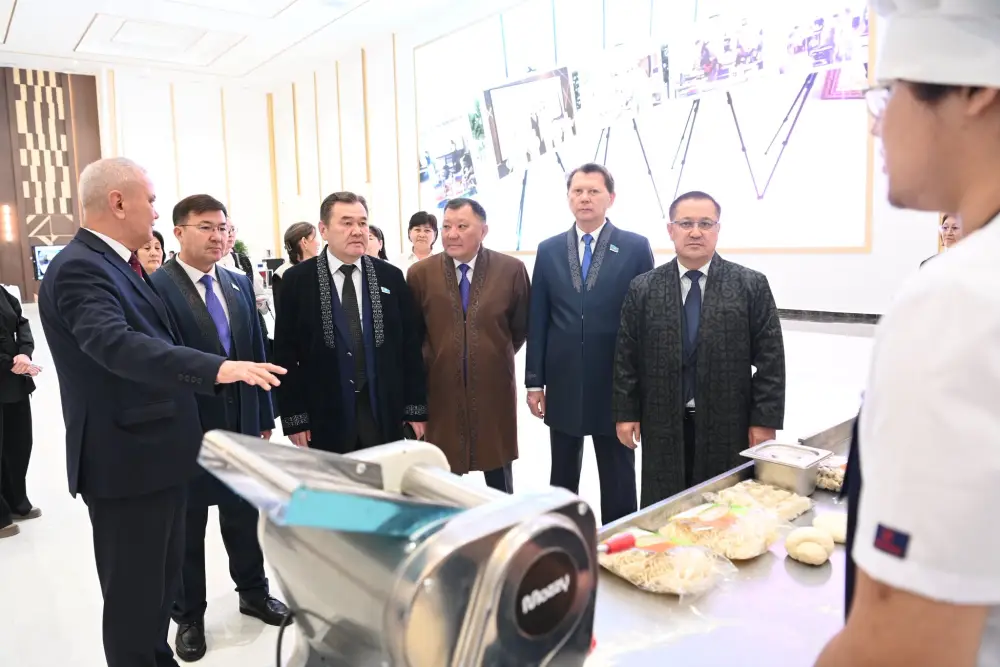 Депутаты Парламента ознакомились с работой Центра компетенций (10)