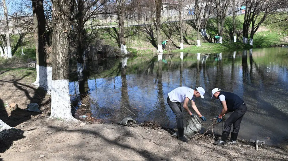 Президентская инициатива «Таза Қазақстан»: Олжас Бектенов принял участие в акции «Мөлдір бұлақ» в Туркестанской области (6)