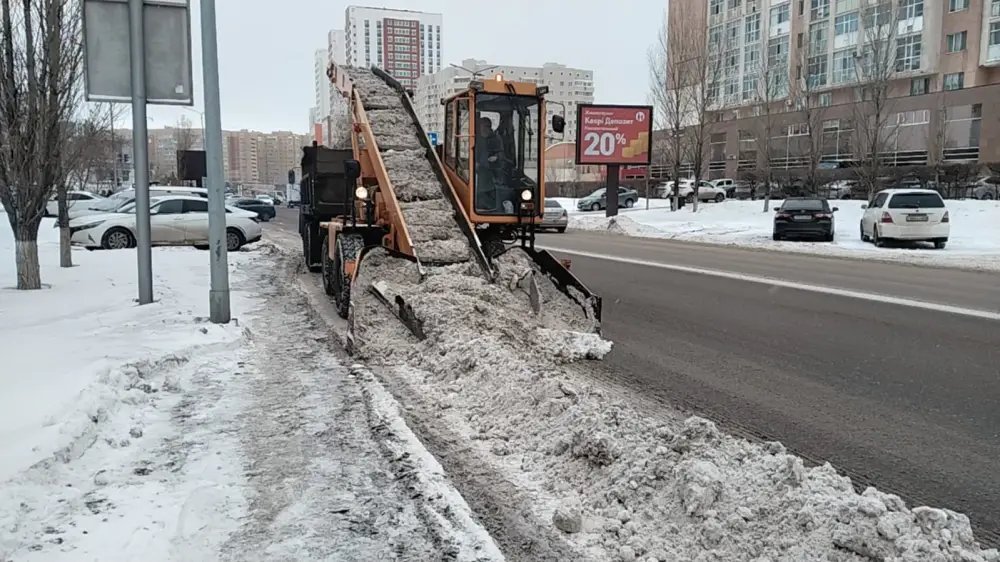 Около трех тысяч дорожных рабочих задействовано в снегоуборочных работах в Астане (8)