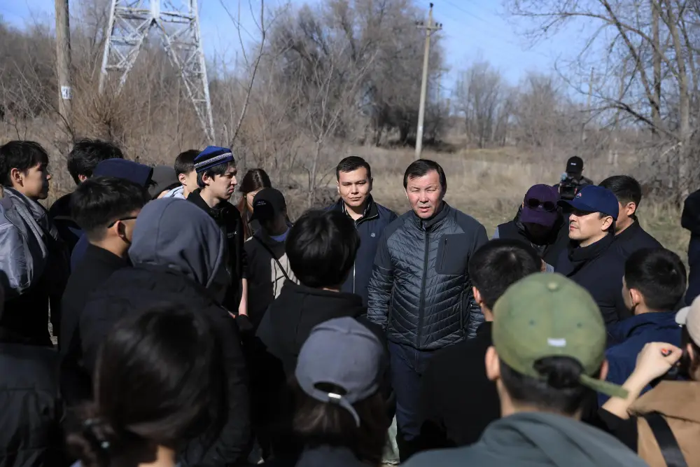 Свыше 200 молодых актюбинцев вышли на субботник в рамках акции «Таза Қазақстан» (7)