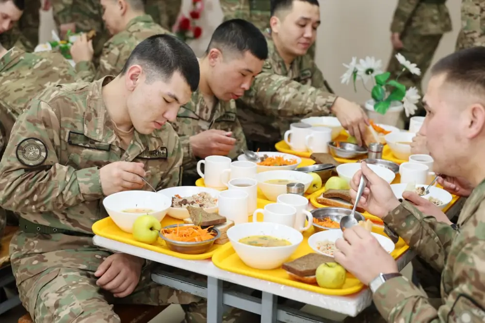 Гвардейцы смогут оценивать качество питания в столовых через электронную систему (5)