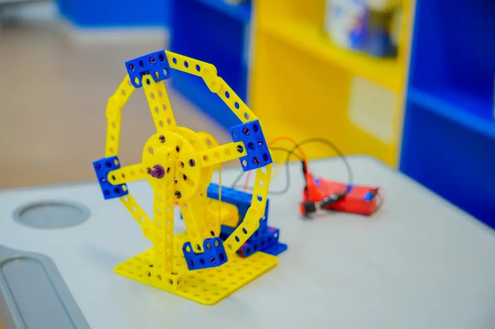 В столичной школе презентовали новую модель образования, основанную на STEAM и ИИ (5)