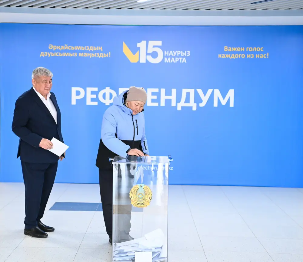 Глава региона проголосовал на республиканском референдуме (10)