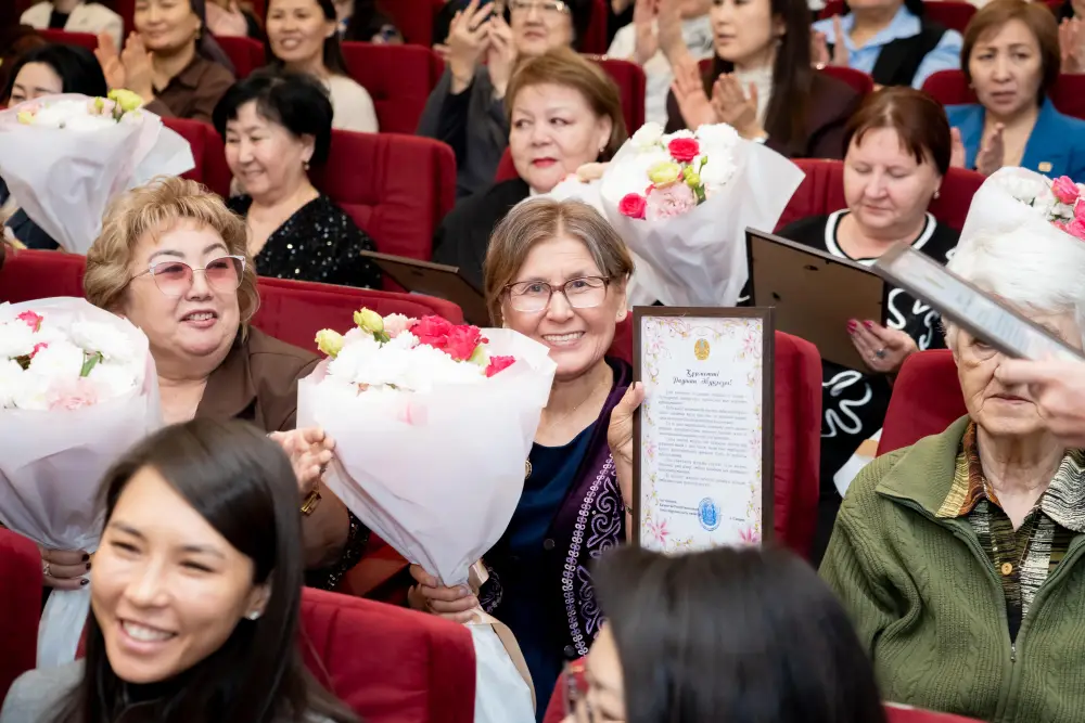 Айдарбек Сапаров отметил вклад женщин в развитие сельского хозяйства (4)