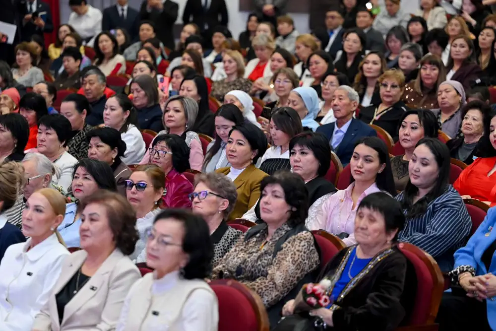 В Семее состоялось торжественное мероприятие, посвященное 8 Марта (4)