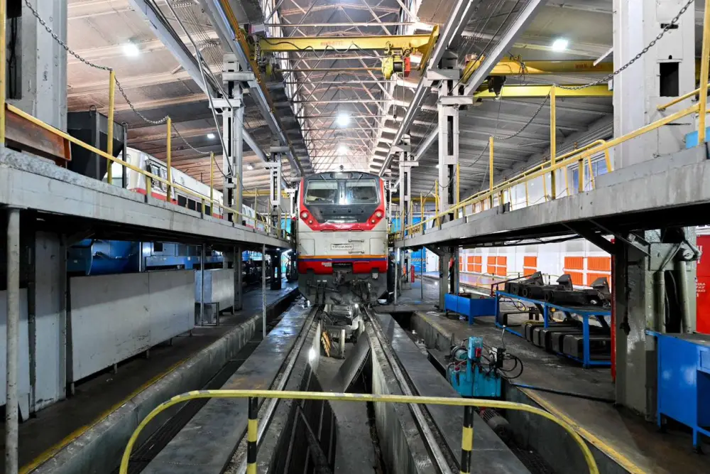 Аким области ознакомился с работой локомотивного депо «Қамқор Локомотив» в Аягозе (2)