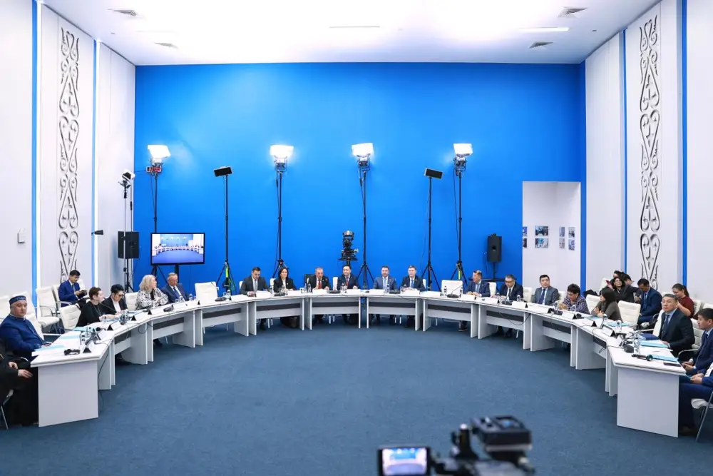 Министр юстиции Республики Казахстан Ерлан Сарсембаев принял участие в заседании Комиссии по правам человека при Президенте Республики Казахстан (2)