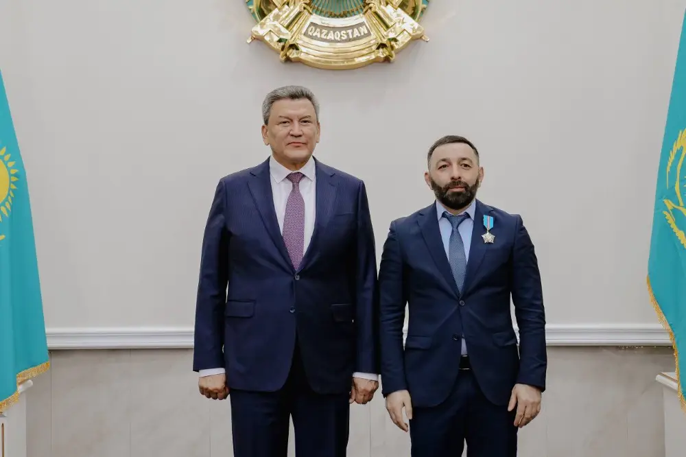 Аким области вручил государственные награды жителям региона (2)