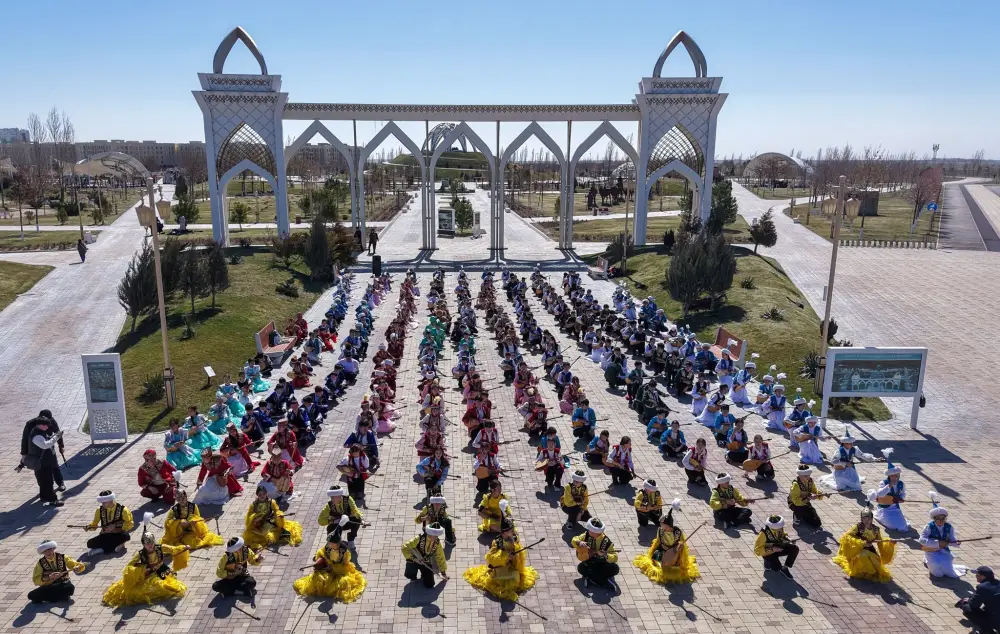 В ТУРКЕСТАНЕ БОЛЕЕ 500 ЮНЫХ ДОМБРИСТОВ ОДНОВРЕМЕННО ИСПОЛНИЛИ КЮЙ (9)