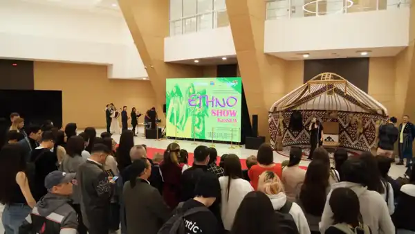 От орнамента к тренду: в столице показали современные образцы казахской одежды (4)