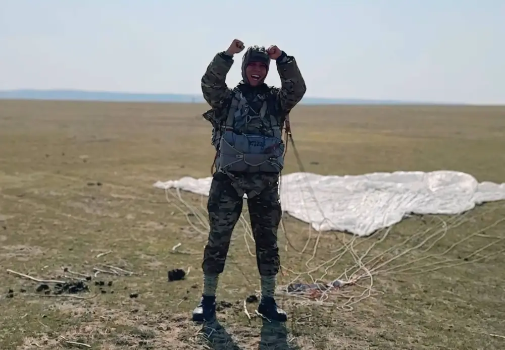 Курсанты военного института впервые выполнили учебные прыжки с парашютом (4)