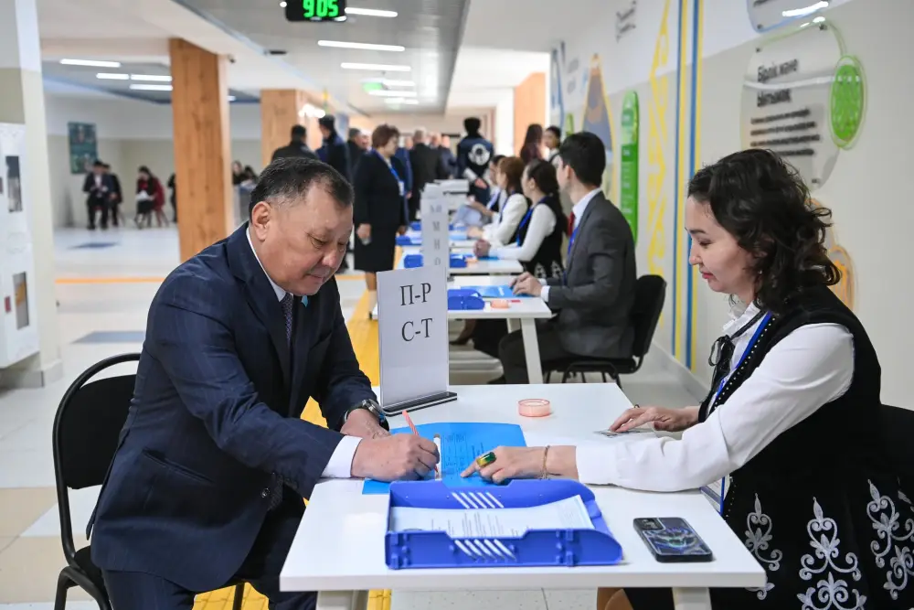 Глава региона проголосовал на республиканском референдуме (2)