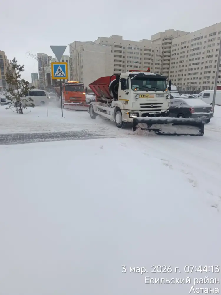 В Астане на снегоуборочные работы вывели более 1,7 тыс. единиц спецтехники (4)