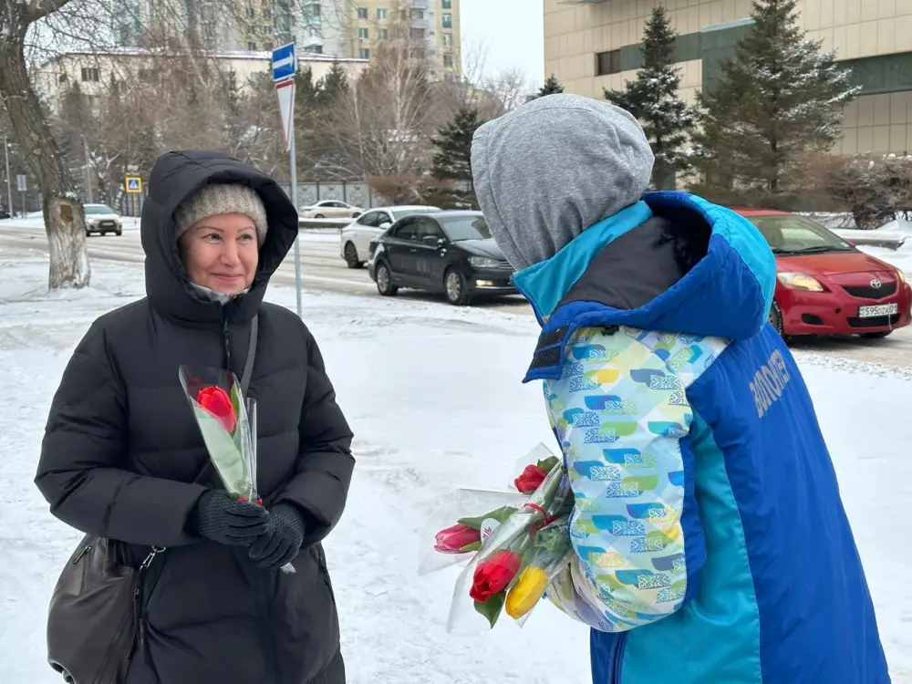 «Көктем шуағы»: в Астане волонтеры раздали женщинам цветы (3)