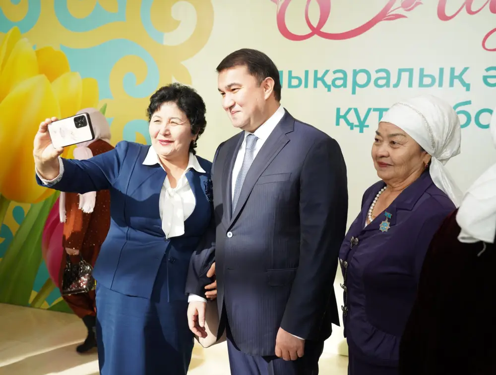 АКИМ ТУРКЕСТАНСКОЙ ОБЛАСТИ ВСТРЕТИЛСЯ С МНОГОДЕТНЫМИ И УВАЖАЕМЫМИ МАТЕРЯМИ И ПОЗДРАВИЛ ИХ С ПРАЗДНИКОМ (3)