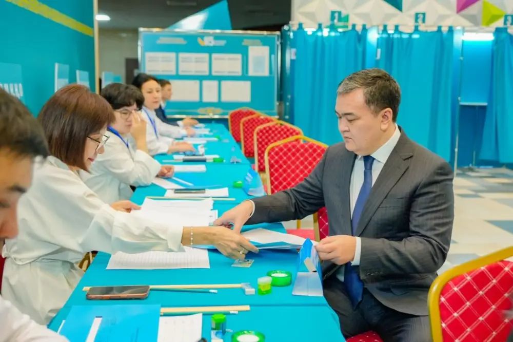 Аким Астаны Женис Касымбек проголосовал на референдуме (2)