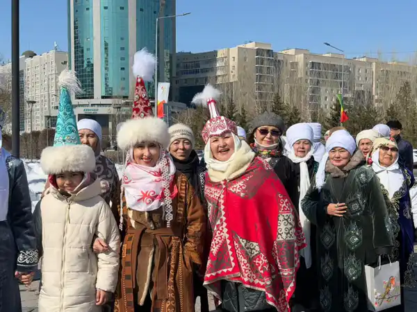 В Астане дедушки и бабушки провели шествие национальных костюмов (5)