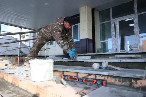 Аким области ознакомился с ходом строительства поликлиники (6)