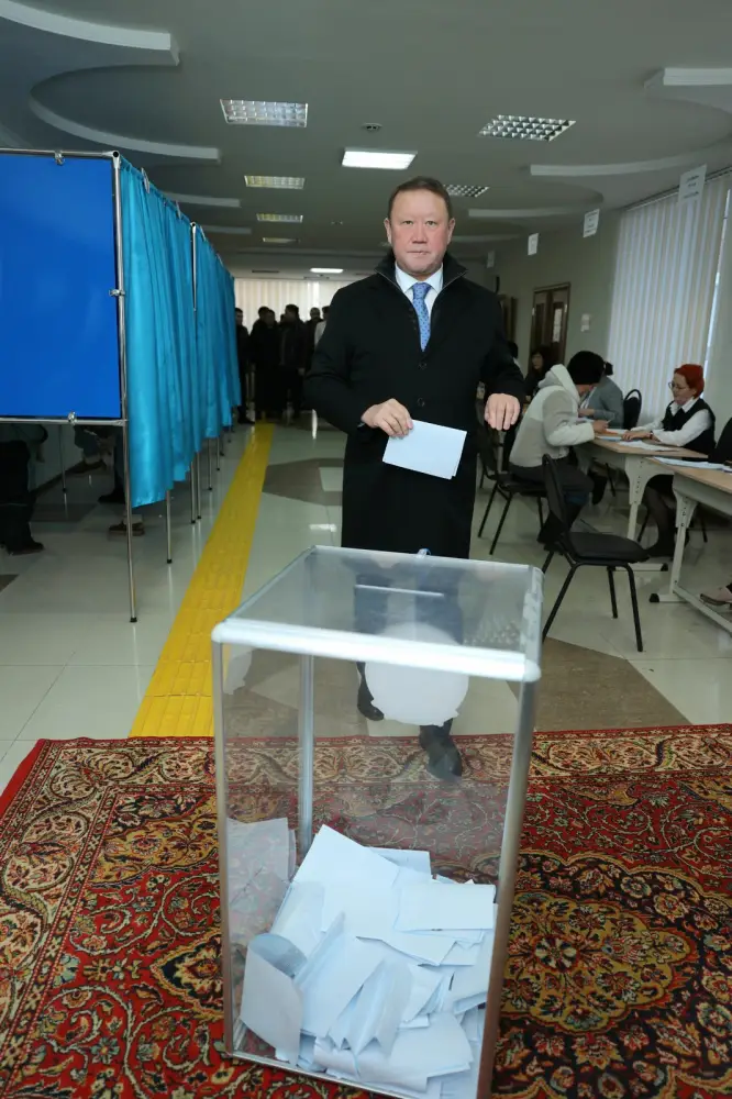 Аким Костанайской области проголосовал на референдуме (6)