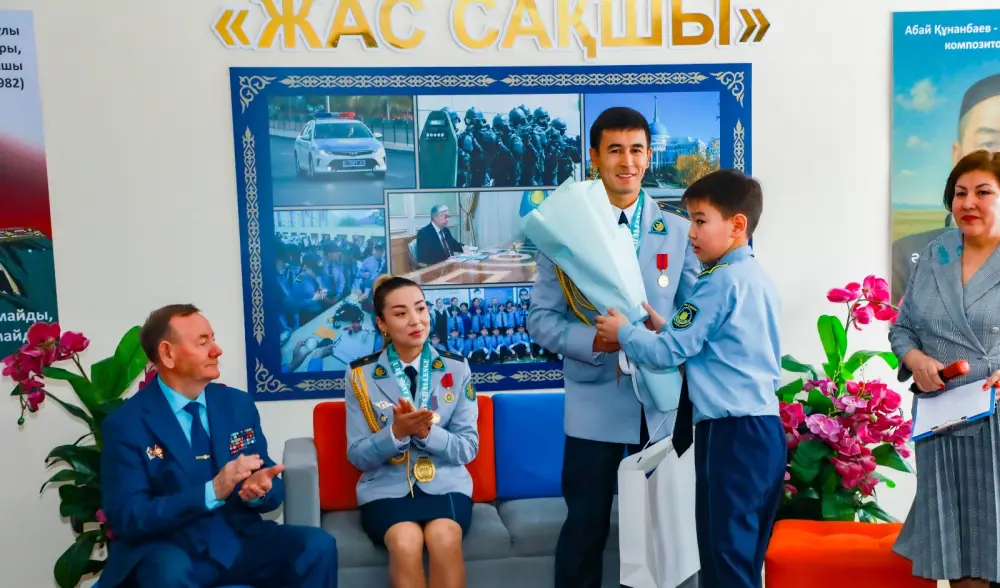 «Закон и порядок»: урок мужества для столичных школьников провели победители UAE SWAT Challenge (5)