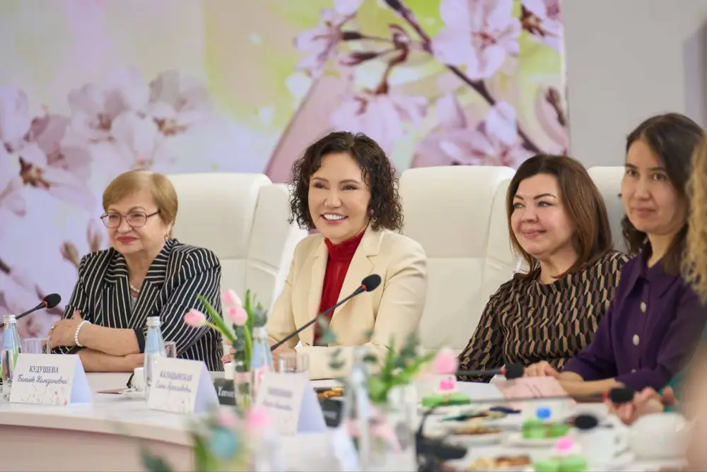 Аким ВКО поздравил с наступающим 8 Марта женщин, которые вносят особый вклад в развитие региона (3)