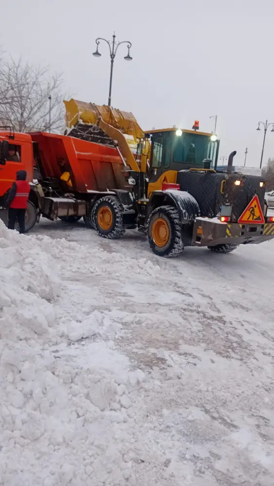 Около трех тысяч дорожных рабочих задействовано в снегоуборочных работах в Астане (2)