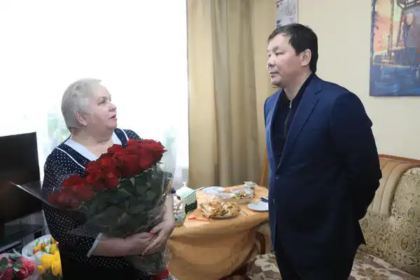 Асхат Шахаров в честь 8 Марта посетил дома актюбинок, внесших вклад в развитие области (4)