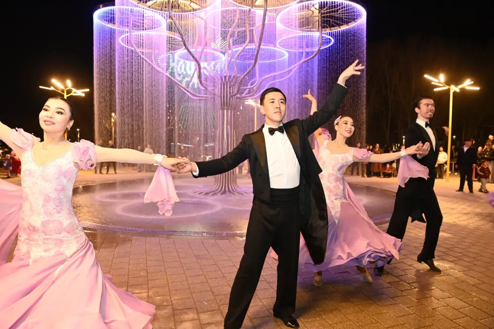 Депутаты Парламента посетили обновленный Президентский парк в Кызылорде (2)