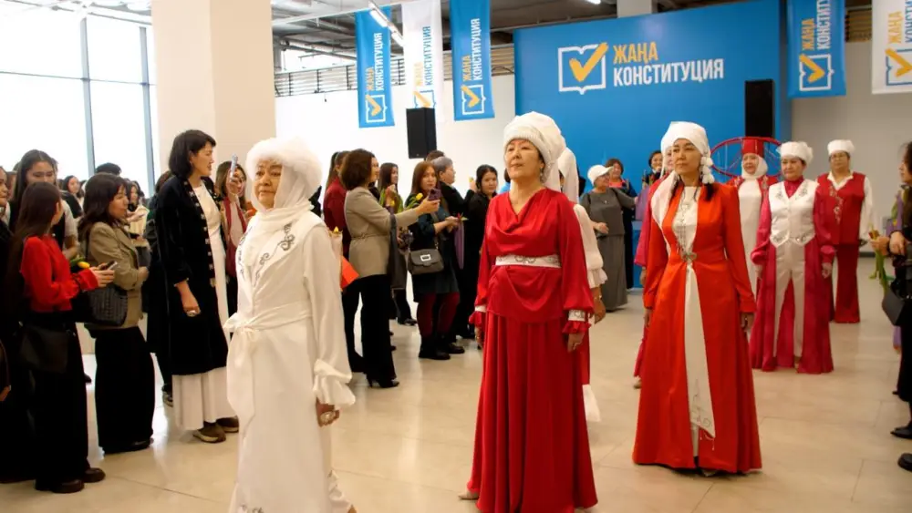 Масштабную акцию в поддержку новой Конституции накануне 8 марта провели в Астане (8)