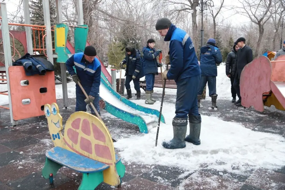 В Усть-Каменогорске прошёл субботник в парке имени Жамбыла Жабаева (9)