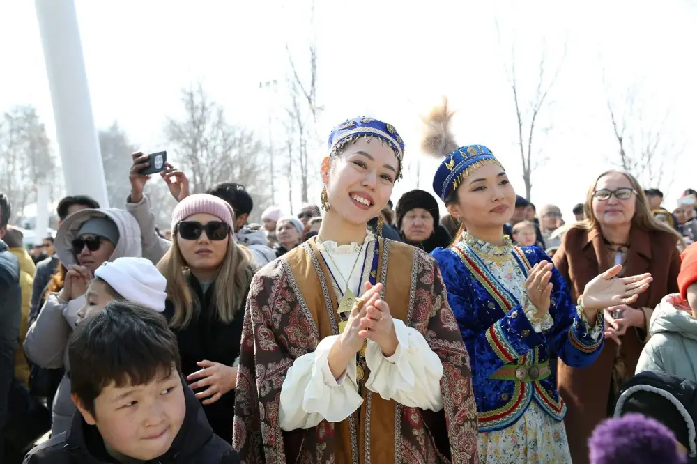 «Көктөбедегі Көрісу»: алматинцев поздравили с Днём Көрісу звуковые дроны и роботы (7)