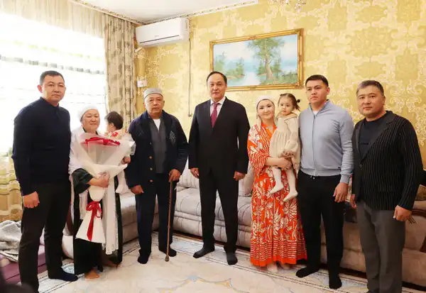 Ербол Карашукеев поздравил труженицу тыла и ветерана труда с 8 Марта (2)