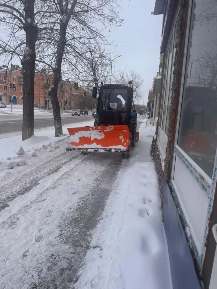 Около трех тысяч дорожных рабочих и более 1,6 тысячи единиц спецтехники задействовано в снегоуборочных работах в Астане (9)