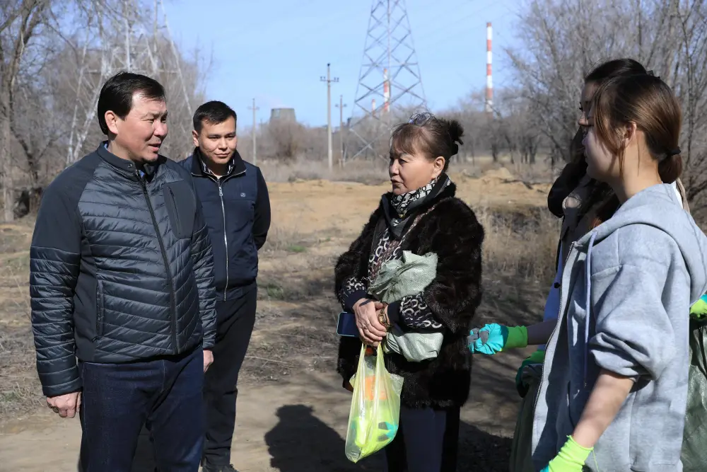 Свыше 200 молодых актюбинцев вышли на субботник в рамках акции «Таза Қазақстан» (6)