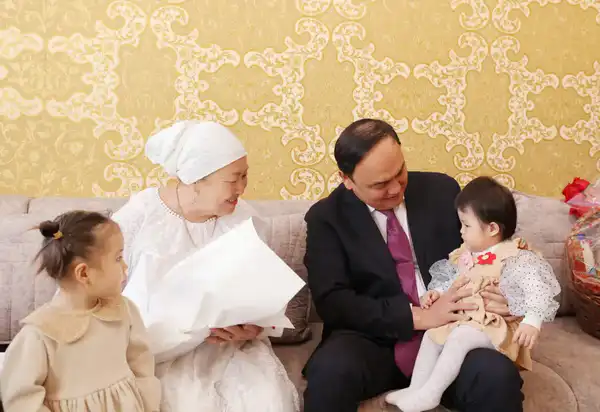 Ербол Карашукеев поздравил труженицу тыла и ветерана труда с 8 Марта (3)