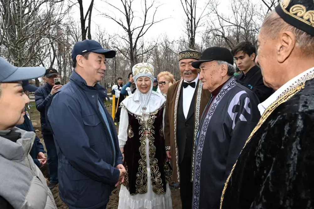 Аким Алматы принял участие в общегородском субботнике в честь Тазару күні (2)