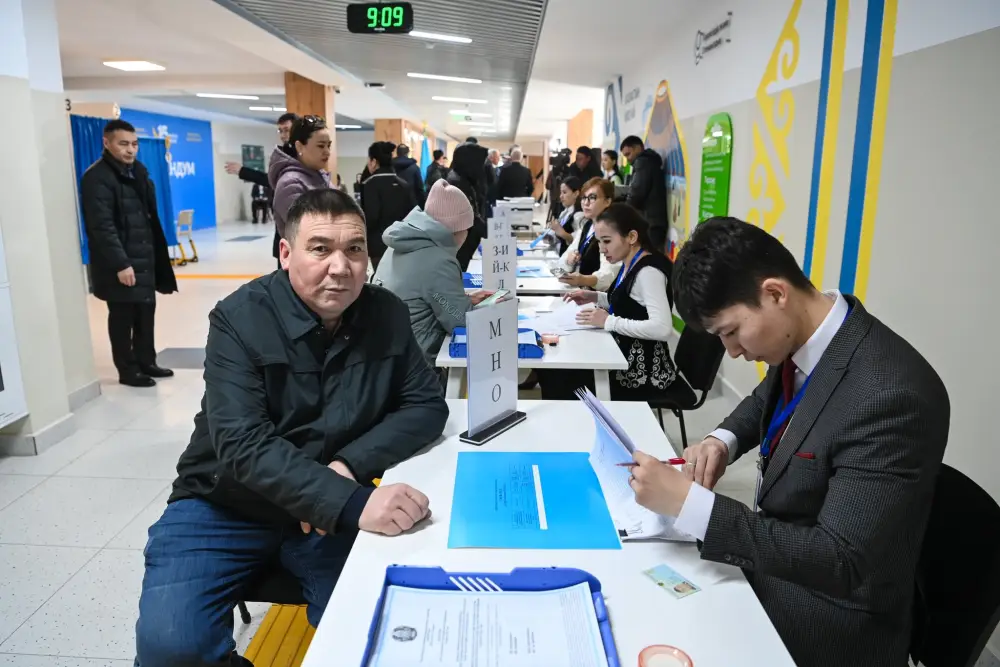 Глава региона проголосовал на республиканском референдуме (8)