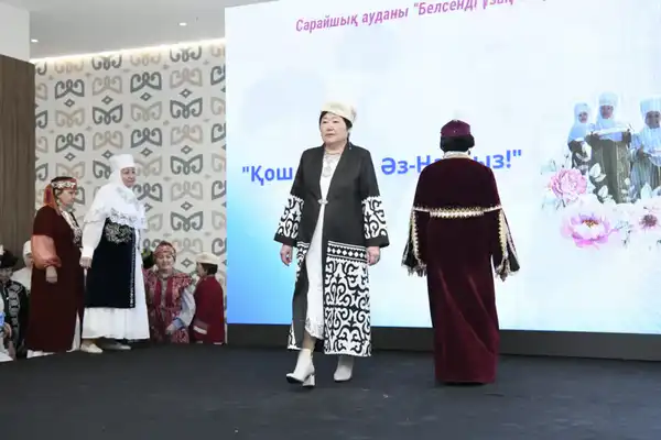 В Астане пенсионеры провели показ национальной одежды (6)