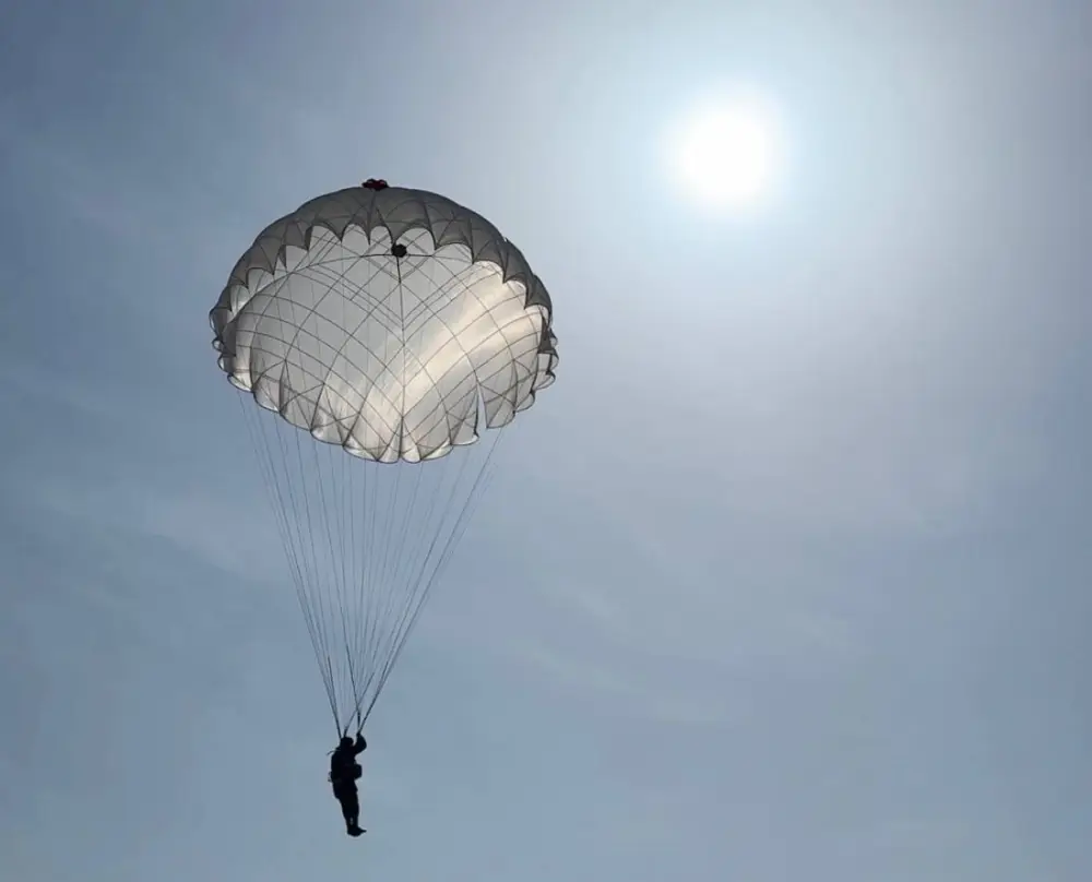 Курсанты военного института впервые выполнили учебные прыжки с парашютом (5)