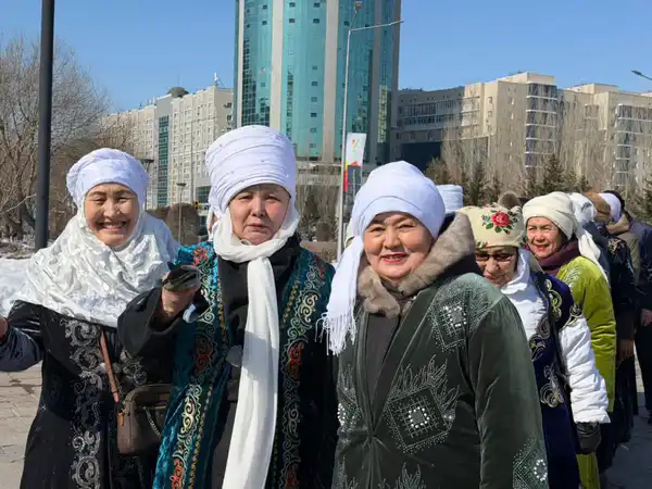 В Астане дедушки и бабушки провели шествие национальных костюмов (3)